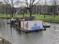 906883 Afbeelding van een baggerschip aan het werk op de Vecht te Utrecht, vanaf de Vechtdijk.
